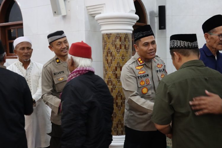 Kapolres Pematangsiantar, AKBP Yogen Heroes Baruno, SH, SIK, menggelar safari Ramadhan di Masjid Raya, pada Jumat (7/3/2025) malam.