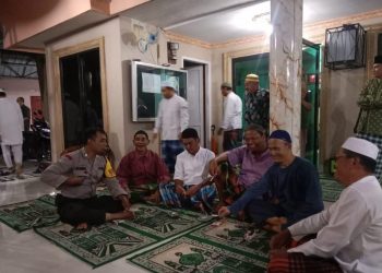 Bhabinkamtibmas Polsek Siantar Marihat, Bripka Asril Marung melaksanakan pengamanan Shalat Isya, Terawih dan Tadarus, di Masjid Nurul Huda Pematangsiantar, pada Sabtu (6/3/2025) malam.