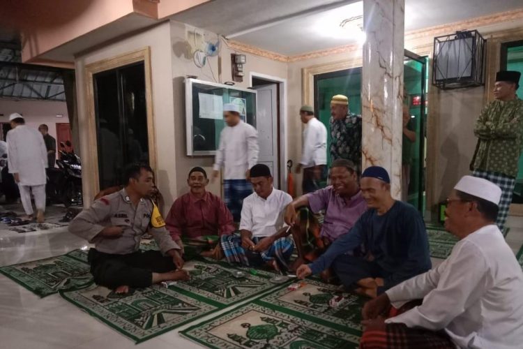 Bhabinkamtibmas Polsek Siantar Marihat, Bripka Asril Marung melaksanakan pengamanan Shalat Isya, Terawih dan Tadarus, di Masjid Nurul Huda Pematangsiantar, pada Sabtu (6/3/2025) malam.