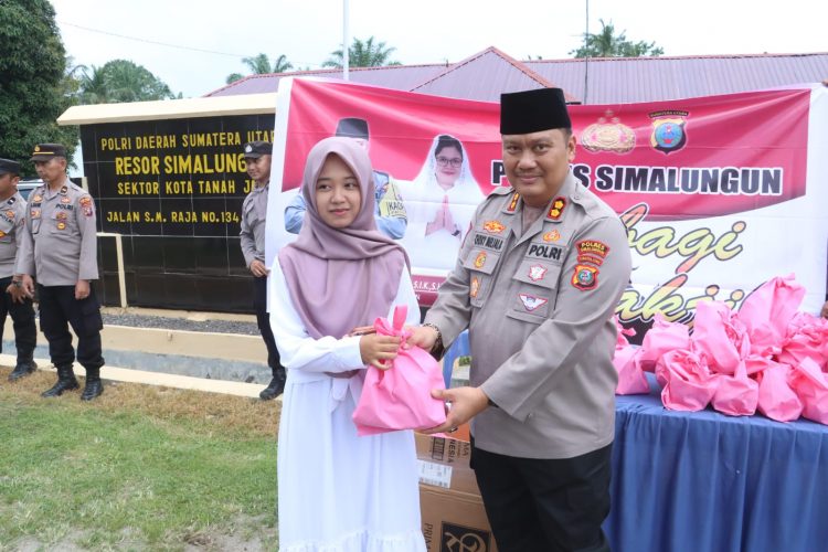 Kapolres Simalungun, AKBP Choky Sentosa Meliala, S.I.K., S.H., M.H, berbagi takjil gratis kepada masyarakat Kabupaten Simalungun yang sedang melaksanakan ibadah puasa di bulan Ramadhan.