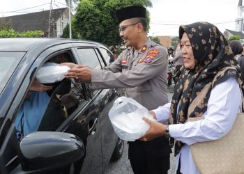 Polres Pematangsiantar bersama Pimpinan Media dan Wartawan, bagi-bagi takjil kepada masyarakat, pada Kamis (13/3/2025) sore, pukul 17.00 WIB.