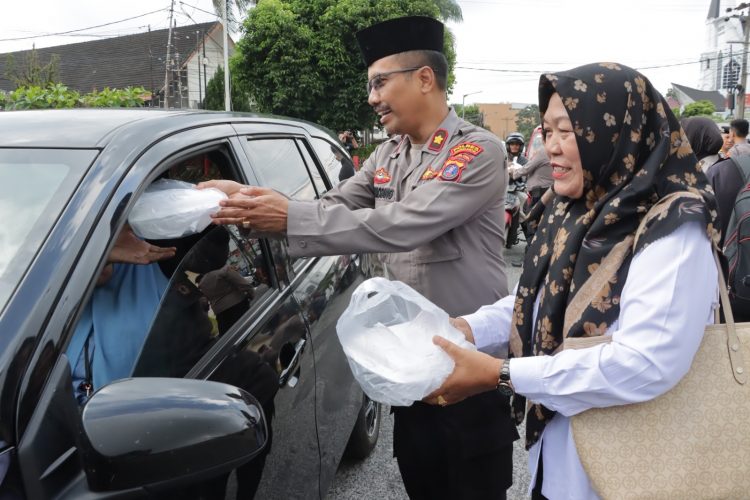 Polres Pematangsiantar bersama Pimpinan Media dan Wartawan, bagi-bagi takjil kepada masyarakat, pada Kamis (13/3/2025) sore, pukul 17.00 WIB.