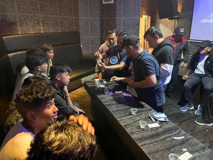 Polres Pematangsiantar merazia Tempat Hiburan Malam (THM) Hotel and Bar Studio 21 Pematangsiantar, pada Rabu (23/4/2025) dini hari.