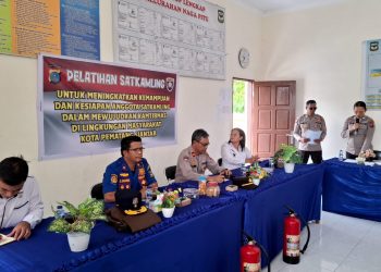 Kasat Binmas Polres Pematangsianțar, IPTU Maxi J. Manurung SH, pimpin pelaksanaan pelatihan Satuan Keamanan Lingkungan (Satkamling) untuk meningkatkan kemampuan dan kesiapan anggota dalam mewujudkan Kamtibmas di lingkungan masyarakat Kota Pematangsiantar.