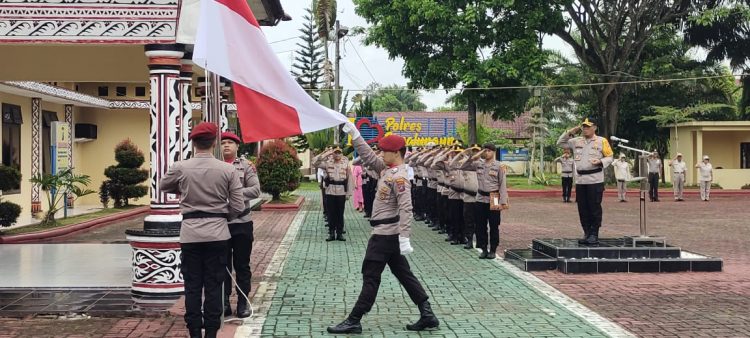 Polres Simalungun menggelar upacara bendera bulanan dan sekaligus pelepasan purna bakti tiga personel, pada Rabu (9/4/2025).