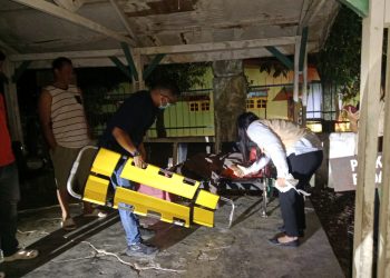 Bhabinkamtibmas Kelurahan Sigulang – gulang, AIPDA Yunus Sembiring, gerak cepat menunjukkan kepeduliannya dengan membantu seorang pria tua tanpa identitas yang tergeletak di pinggir jalan Bah Tongguran Kanan, depan Puskesmas Martoba, Kelurahan Sigulang – gulang, Kecamatan Sianțar Utara, Kota Pematangsiantar, pada Rabu (2/4/2025) malam, pukul : 19.00 WIB.