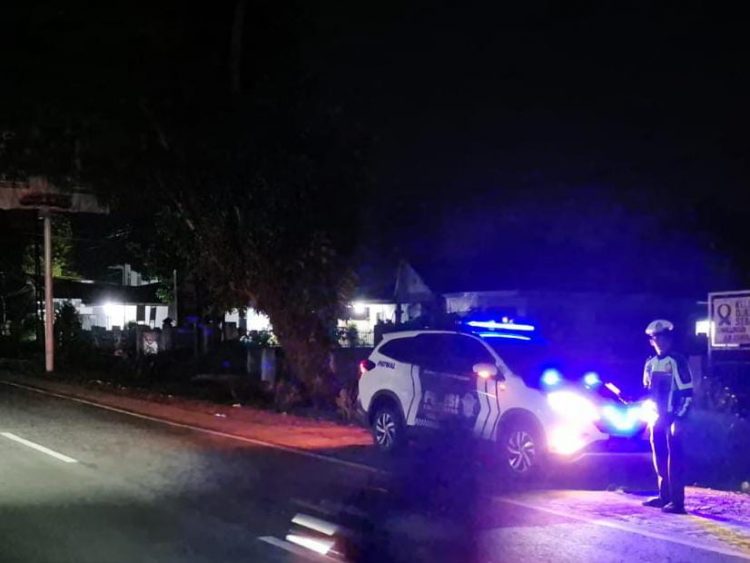 Sat Lantas Polres Simalungun melaksanakan kegiatan Blue Light Patrol (BLP) pada malam hari, sebagai upaya pencegahan pelanggaran dan kecelakaan lalu lintas, di wilayah hukum Polres Simalungun.