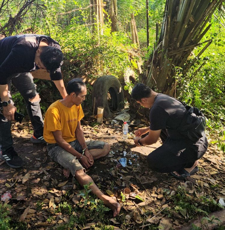 Sat Narkoba Polres Simalungun tangkap satu orang pengedar Narkoba, di area perladangan sawit Dusun 3 Perlanaan, Kecamatan Bandar, Kabupaten Simalungun, pada Senin (14/4/2025).