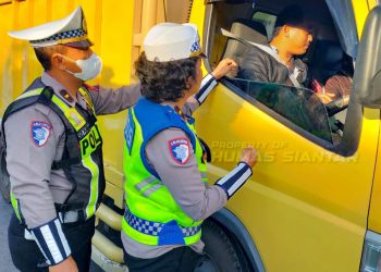 Sat Lantas Polres Pematangsiantar melaksanakan Pendidikan Masyarakat Lalu Lintas, Penerangan Keliling, dan Penyuluhan (Dikmas Lantas Penling Penluh) kepada pengendara kendaraan bermotor, pada Sabtu (24/5/2025) sore.