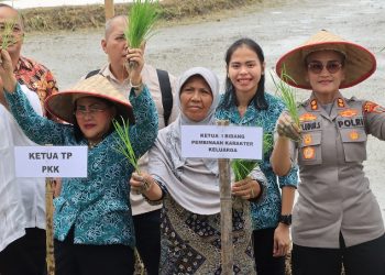 Kapolres Pematangsiantar, AKBP Sah Udur TM. Sitinjak, SH, SIK. MH, bersama Forkpimda, menghadiri pembagian benih, tebar bibit ikan, dan tanam padi, pada Jumat (23/5/2025) pagi.
