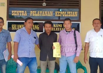 Foto pelaku (pakai baju hitam) diamankan Polsek Siantar Selatan.