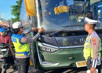 Kasat Lantas Polres Pematangsiantar, IPTU Friska Susana SH, pimpin pelaksaan pembagian brosur tertib berlalulintas dan stiker layanan polisi 110, di seputaran Jalan Parapat Simpang Dua, pada Kamis (22/5/2025) pagi.