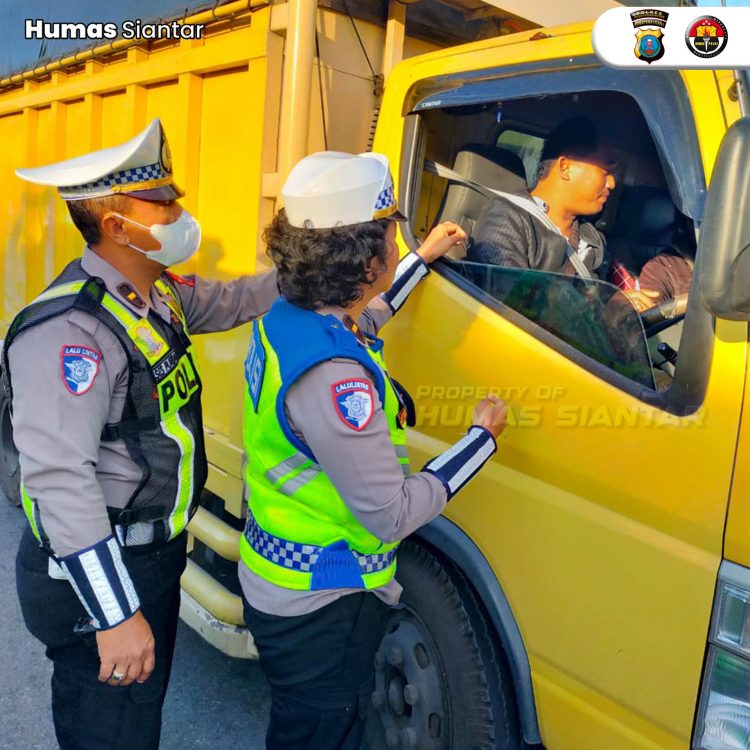 Sat Lantas Polres Pematangsiantar melaksanakan Pendidikan Masyarakat Lalu Lintas, Penerangan Keliling, dan Penyuluhan (Dikmas Lantas Penling Penluh) kepada pengendara kendaraan bermotor, pada Sabtu (24/5/2025) sore.