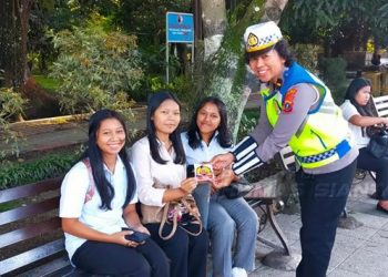 Sat Lantas Polres Pematangsiantar melaksanakan pembagian brosur tertib berlalulintas dan stiker Layanan Polisi 110, di Jalan Merdeka Pematangsiantar, pada Selasa (27/5/2025) pagi.
