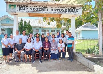 Plt Kepala Sekolah (Kasek) SMP Negeri 1 Hatonduhan, Robinson Sinabang, S.Pd, saat foto bersama Tim Akreditasi Sekolah dan BPK serta para Guru, beberapa waktu lalu.