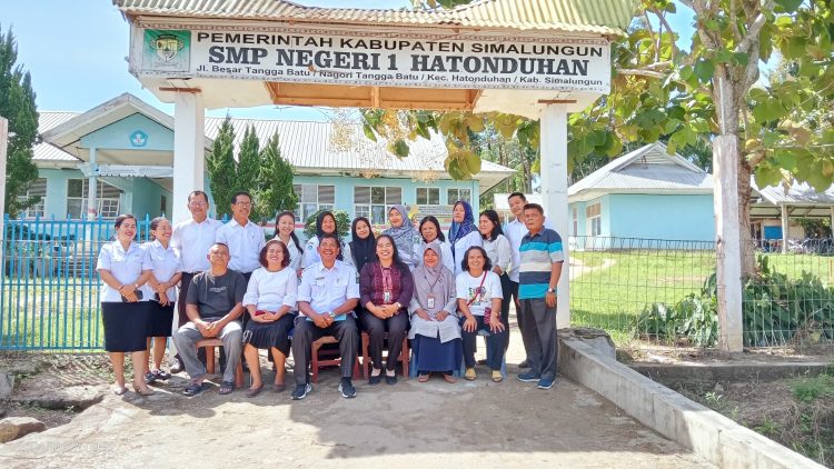 Plt Kepala Sekolah (Kasek) SMP Negeri 1 Hatonduhan, Robinson Sinabang, S.Pd, saat foto bersama Tim Akreditasi Sekolah dan BPK serta para Guru, beberapa waktu lalu.