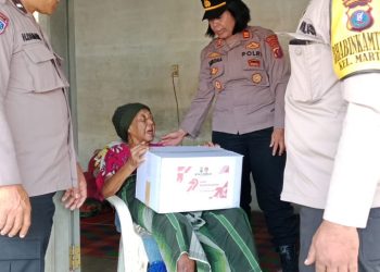 Polsek Siantar Utara memberikan bantuan sosial (Bansos) kepada warga yang membutuhkan, pada Kamis (26/6/2025) siang.