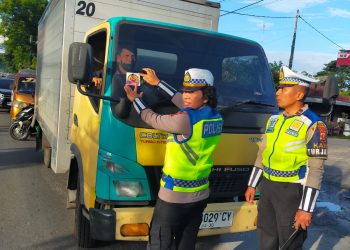 Sat Lantas Polres Pematangsiantar melaksanakan pembagian brosur tertib berlalu lintas dan stiker Layanan Polisi 110, di Jalan Medan, tepatnya depan Pabrik Tapioka, Kecamatan Siantar Martoba, Kota Pematangsiantar, pada Sabtu (14/6/2025) pagi.