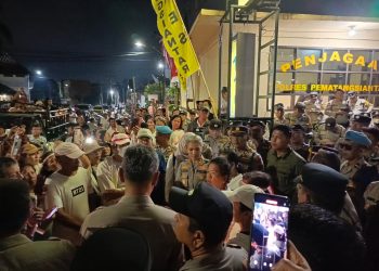 Kapolres Pematangsiantar, AKBP Sah Udur T.M. Sitinjak SH, SIK, MH, menerima seratusan warga Kota Pematangsiantar yang menggelar aksi solidaritas gerakan 1000 lilin keadilan untuk IPTU Tomi Marbun, di depan Mako Polres Pematangsiantar, pada Senin (23/6/2025) sore.