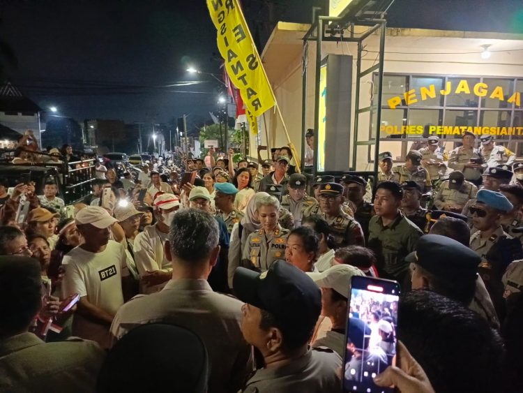 Kapolres Pematangsiantar, AKBP Sah Udur T.M. Sitinjak SH, SIK, MH, menerima seratusan warga Kota Pematangsiantar yang menggelar aksi solidaritas gerakan 1000 lilin keadilan untuk IPTU Tomi Marbun, di depan Mako Polres Pematangsiantar, pada Senin (23/6/2025) sore.