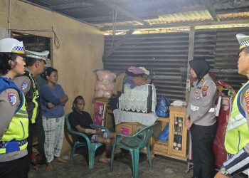 Sat Lantas Polres Pematangsiantar melaksanakan anjangsana ke rumah korban kecelakaan lalulintas (Lakalantas) yang kondisinya luka berat, di Jl. Tambun Nabolon, Kelurahan Tambun Nabolon, Kecamjatan Siantar Martoba, Kota Pematangsiantar, pada Rabu (11/6/2025) siang, pukul : 12.00 WIB.