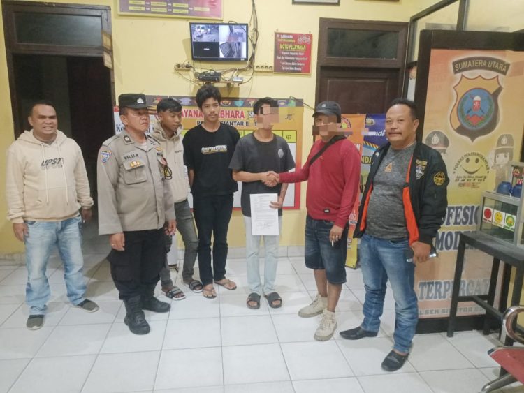 Bhabinkamtibmas Kelurahan Dwikora, AIPTU Devi Alexander, bersama Unit Reskrim, menyelesaikan perkara perkelahian yang terjadi di Jalan Kotanopan Pematangsiantar, pada Sabtu (21/6/2025) sore.