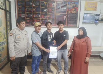 Personil piket SPKT dan Bhabinkamtibmas menyelesaikan perkara dugaan penganiayaan yang terjadi di Jalan HOS Cokro Aminoto, pada Sabtu (21/6/2025) sore.