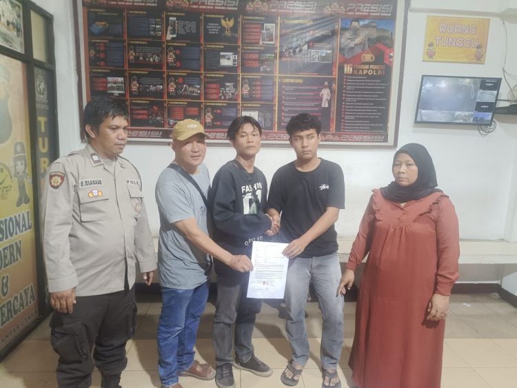 Personil piket SPKT dan Bhabinkamtibmas menyelesaikan perkara dugaan penganiayaan yang terjadi di Jalan HOS Cokro Aminoto, pada Sabtu (21/6/2025) sore.