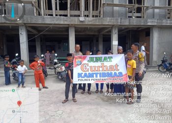 Bhabinkamtibmas, AIPTU Jonson Hutahuruk dan AIPDA Abdul Malik menggelar kegiatan Jumat Curhat Kamtibmas kepada masyarakat, di Jalan Rakutta Sembiring Pematangsiantar, pada Jumat (27/6/2025) pagi.