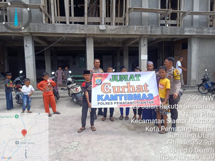 Bhabinkamtibmas, AIPTU Jonson Hutahuruk dan AIPDA Abdul Malik menggelar kegiatan Jumat Curhat Kamtibmas kepada masyarakat, di Jalan Rakutta Sembiring Pematangsiantar, pada Jumat (27/6/2025) pagi.