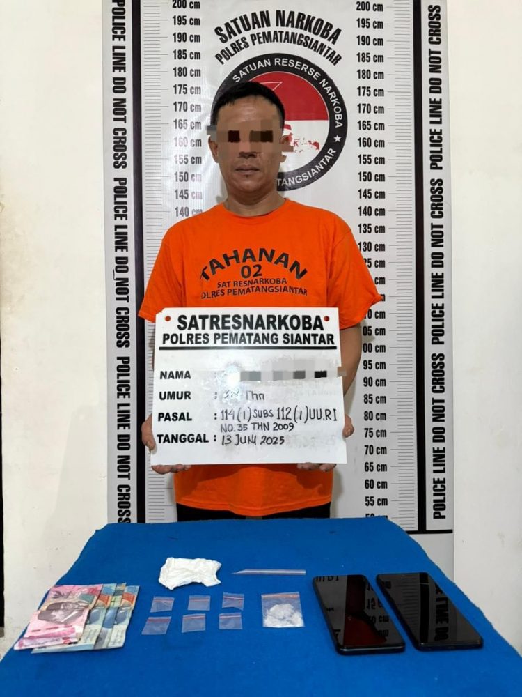Polres Pematangsiantar berhasil menangkap KN alias D (38) yang nekat menyimpan narkotika jenis sabu dengan brutto 2,99 gram, di rumahnya, pada Jumat (13/6/2025) malam.