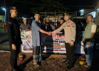 Kapolres Pematangsiantar, AKBP Sah Udur T.M. Sitinjak SH, SIK, MH, diwakili Kapolsek Siantar Timur, IPTU Edi J.J. Manalu SH, MH, menyerahkan satu ekor hewan qurban dari Kapolda Sumatera Utara, Irjen Pol. Whisnu Hermawan F, S.I.K., M.H, kepada Mako Kompi 2 Batalyon B Satuan Brimob yang terletak di Jl. Ahmad Yani Kota Pematangsiantar, pada Kamis (5/6/2025) malam, pukul : 19.00 WIB.
