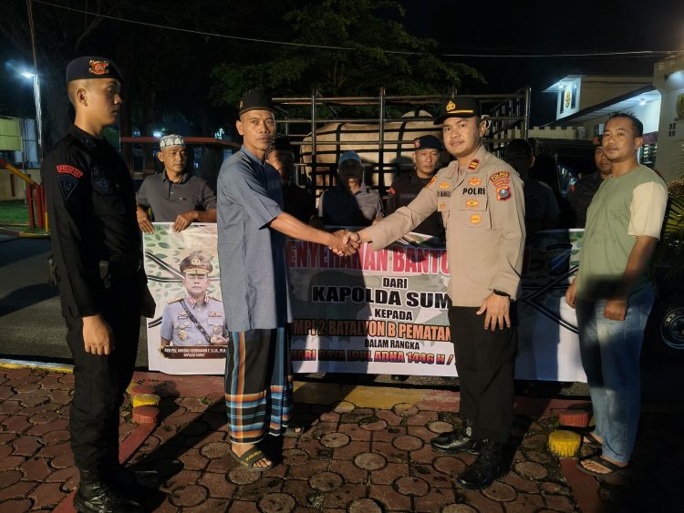Kapolres Pematangsiantar, AKBP Sah Udur T.M. Sitinjak SH, SIK, MH, diwakili Kapolsek Siantar Timur, IPTU Edi J.J. Manalu SH, MH, menyerahkan satu ekor hewan qurban dari Kapolda Sumatera Utara, Irjen Pol. Whisnu Hermawan F, S.I.K., M.H, kepada Mako Kompi 2 Batalyon B Satuan Brimob yang terletak di Jl. Ahmad Yani Kota Pematangsiantar, pada Kamis (5/6/2025) malam, pukul : 19.00 WIB.