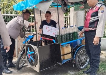 Satuan Samapta, menyalurkan bantuan sosial (Bansos) kepada warga yang membutuhkan, pada Selasa (17/6/2025) pagi, pukul 10.00 WIB.