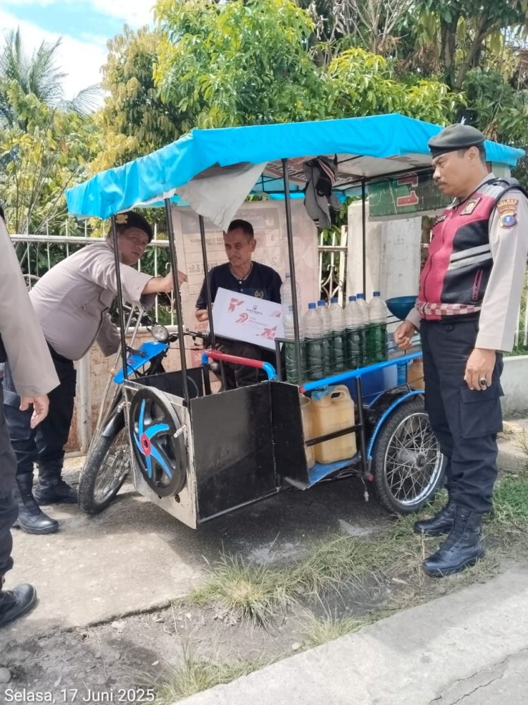 Satuan Samapta, menyalurkan bantuan sosial (Bansos) kepada warga yang membutuhkan, pada Selasa (17/6/2025) pagi, pukul 10.00 WIB.