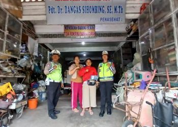 Sat Lantas Polres Pematangsiantar sosialisasi overload dan overdimensi kepada pengusaha barang bekas atau botot UD Dalantar Horas, di Jalan Sisingamangaraja, Kecamatan Siantar Utara, Kota Pematangsiantar, pada Selasa (17/6/2025) pagi.