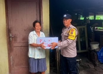 Polseķ Sianțar Marihat membagikan bantuan sosial (Bansos) kepada warga yang membutuhkan, di Jalan D.I. Panjaitan Pematangsianțar, pada Minggu (29/6/2025) pagi.