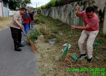 Bhabinkamtibmas Kelurahan Dwikora, AIPTU Alexander bersama ASN Kelurahan Dwikora, melaksanakan kerja bakti, pada Jumat (20/6/2025) pagi.