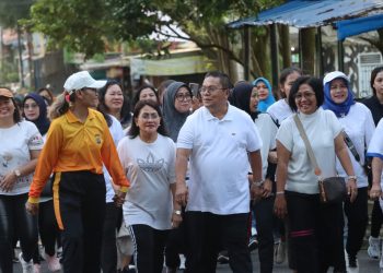 Kapolres Pematangsiantar, AKBP Sah Udur T.M. Sitinjak SH, SIK, MH, menghadiri kegiatan fun walk bersama Ikatan Bidan Indonesia (IBI) Kota Pematangsiantar, di Lapangan Pariwisata, pada Minggu (8/6/2025) pagi.
