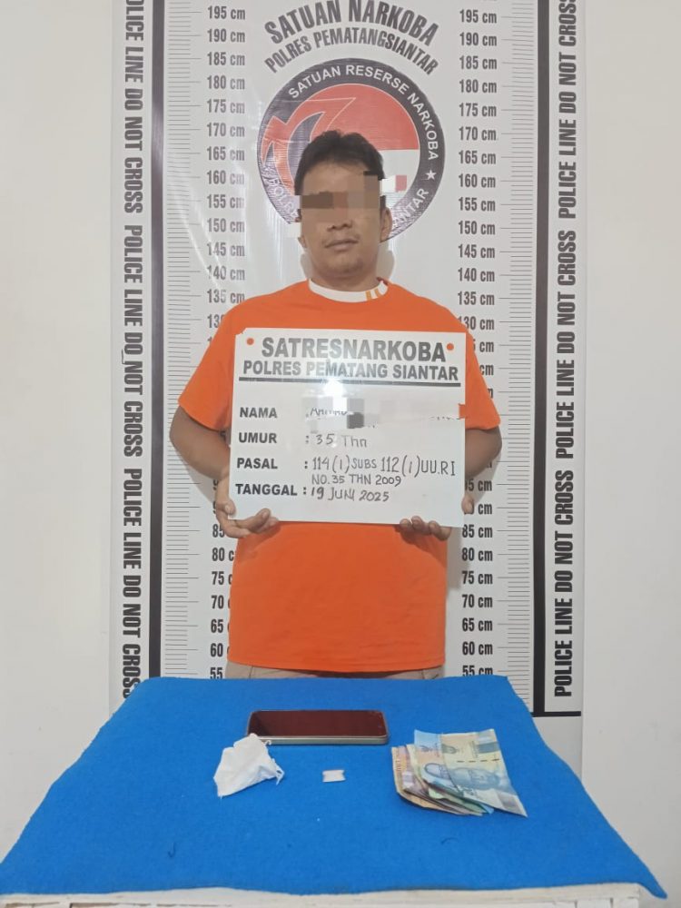 Foto tersangka dan barang bukti.