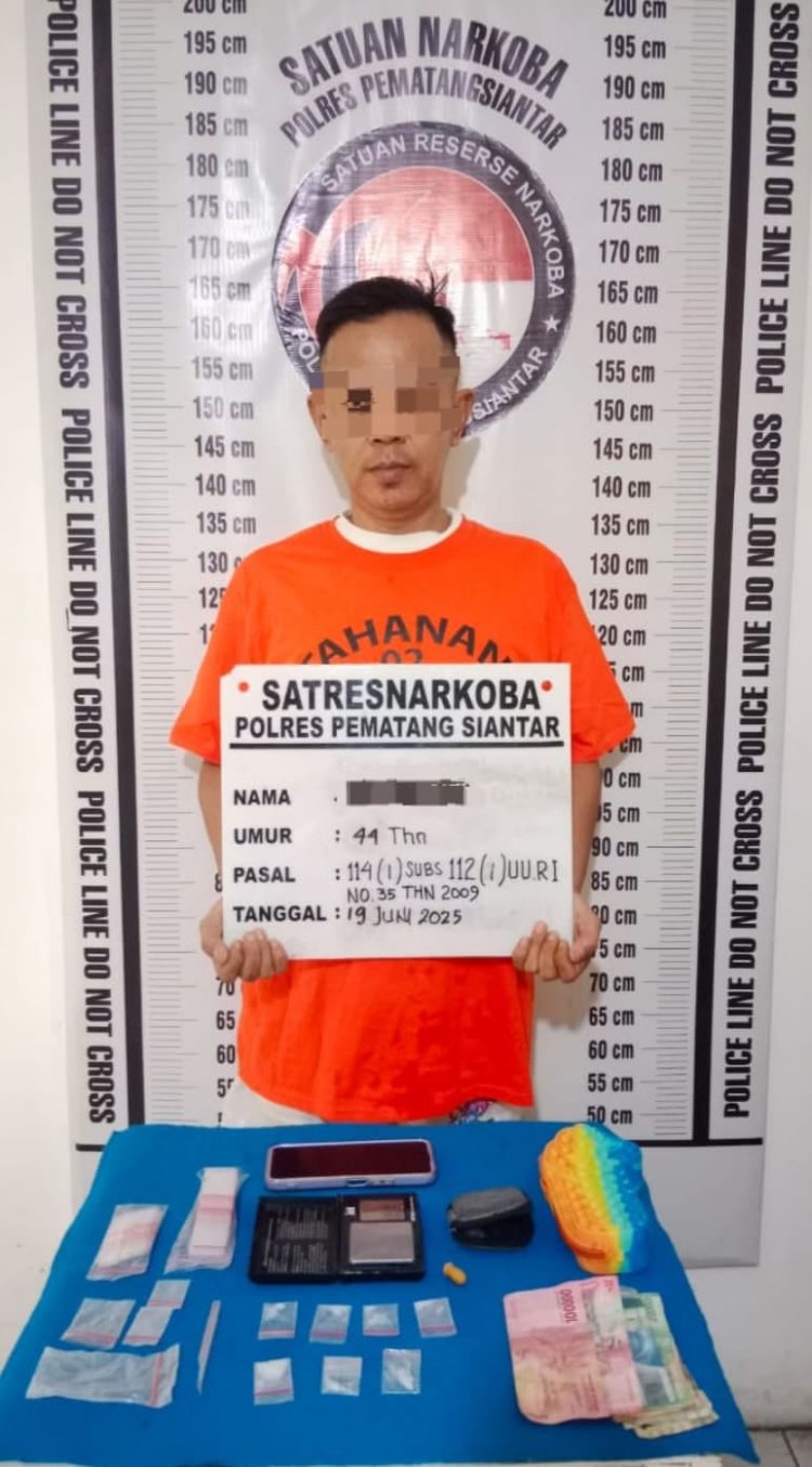 Foto tersangka dan barang bukti.