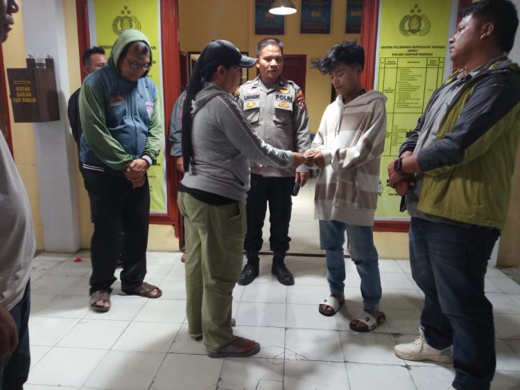 Kapolres Pematangsiantar, AKBP Sah Udur T.M. Sitinjak SH, SIK, MH, didampingi Kapolsek Sianțar Marihat, AKP Doni Simanjuntak SH, gerak cepat (Gercep), selesaikan perkara tawuran antar pelajar, pada Jumat (20/6/2025) malam.