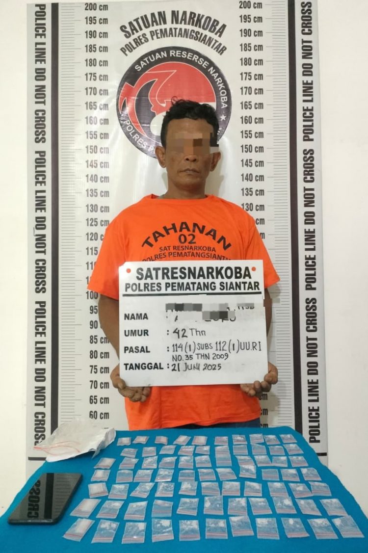 Foto tersangka dan barang bukti.