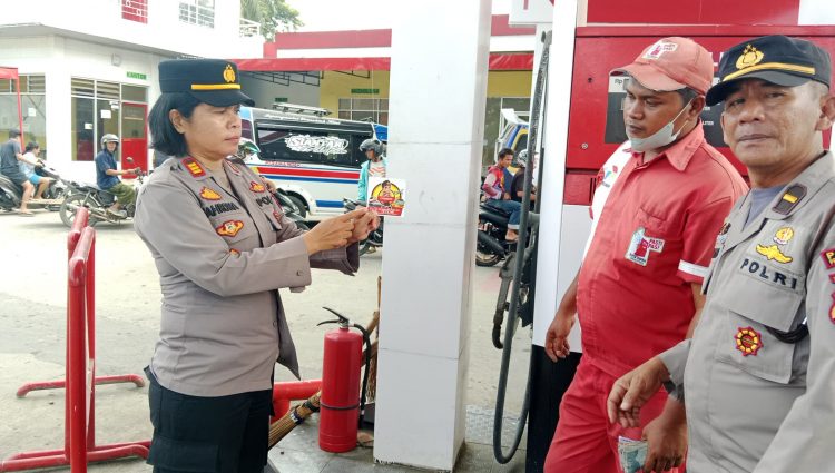 Kapolsek Siantar Utara, AKP Jahrona Sinaga SH, bersama Kanit Binmas, IPDA Hotlan Aritonang, sambangi SPBU depan Mako Polsek Siantar Utara, pada Rabu (11/6/2025) siang.
