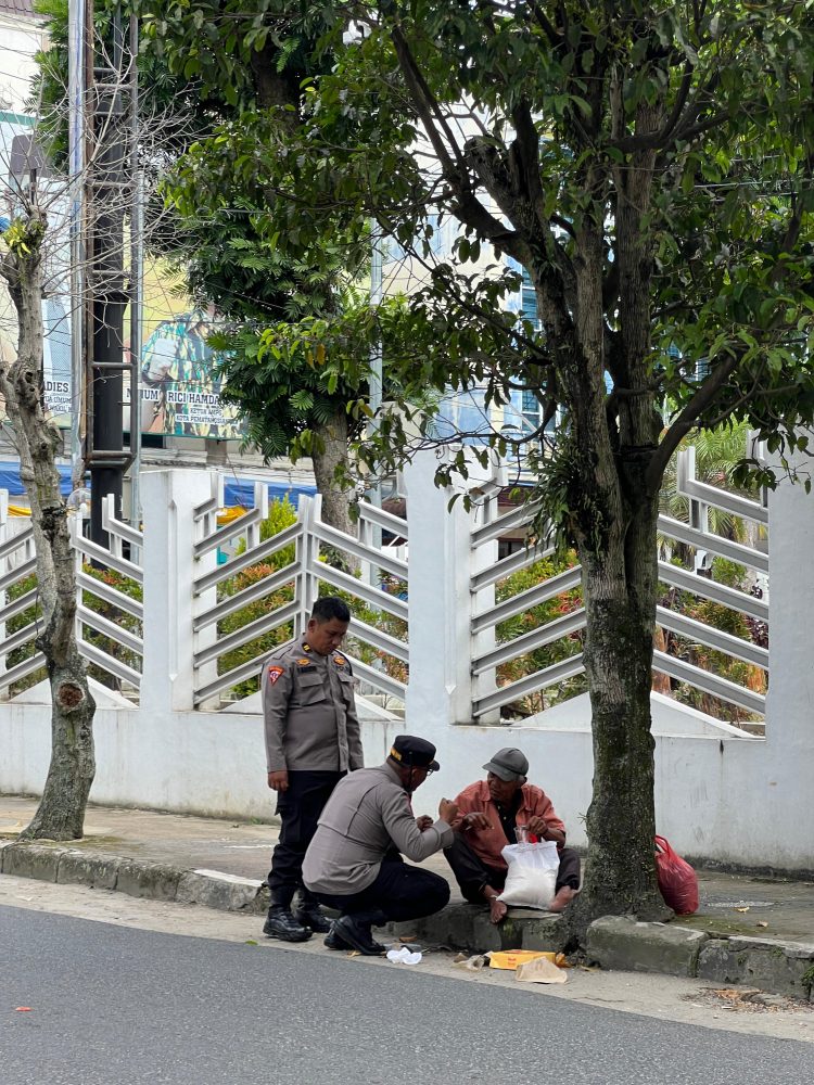 Bagian Operasi Polres Pematangsiantar, melaksanakan pembagian bantuan sosial (Bansos) kepada masyarakat yang membutuhkan dalam menyambut Hari Bhayangkara ke 79 Tahun 2025, di wilayah hukum Polres Pematangsiantar, pada Rabu (11/6/2025) sore.