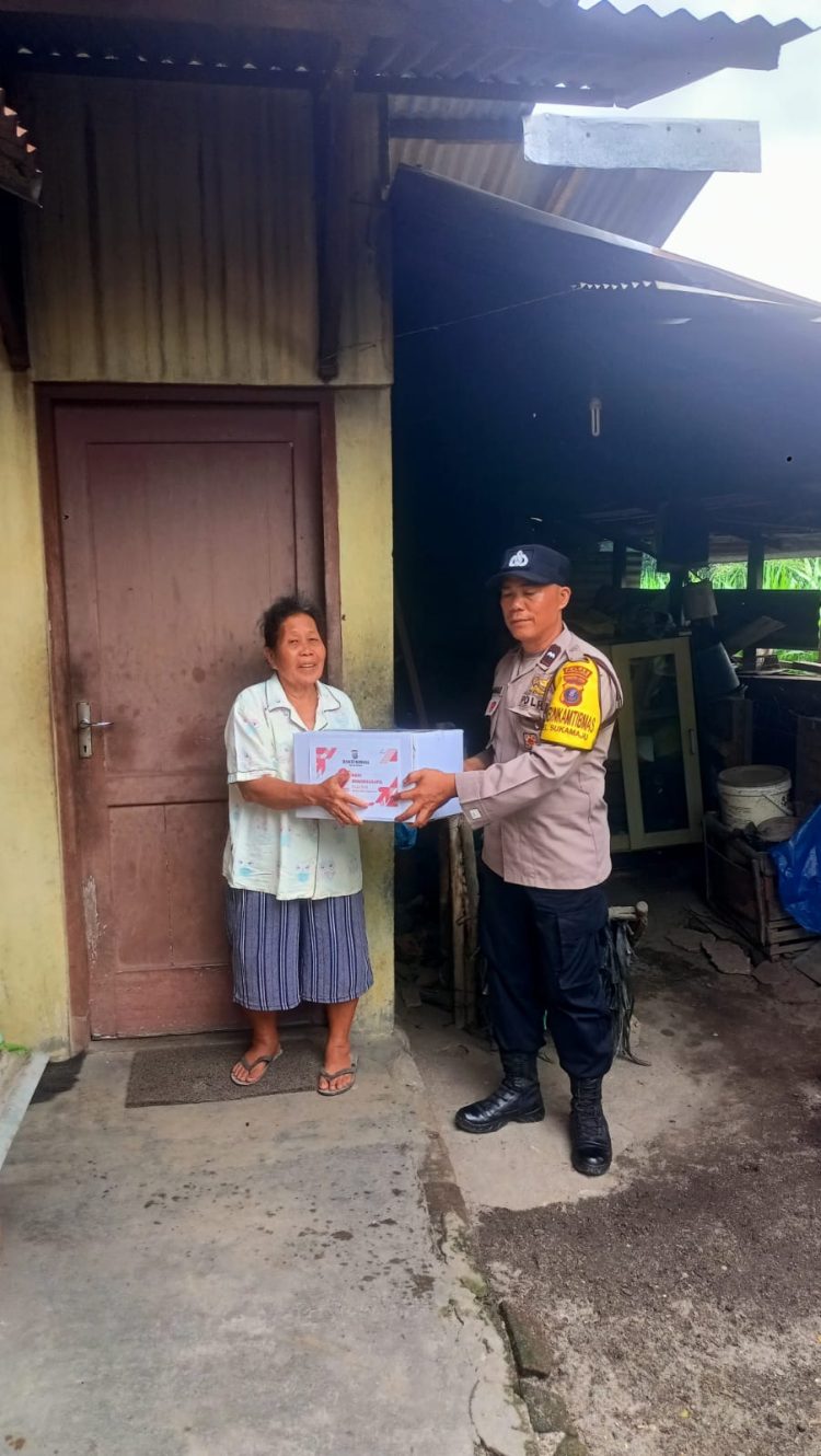 Polseķ Sianțar Marihat membagikan bantuan sosial (Bansos) kepada warga yang membutuhkan, di Jalan D.I. Panjaitan Pematangsianțar, pada Minggu (29/6/2025) pagi.