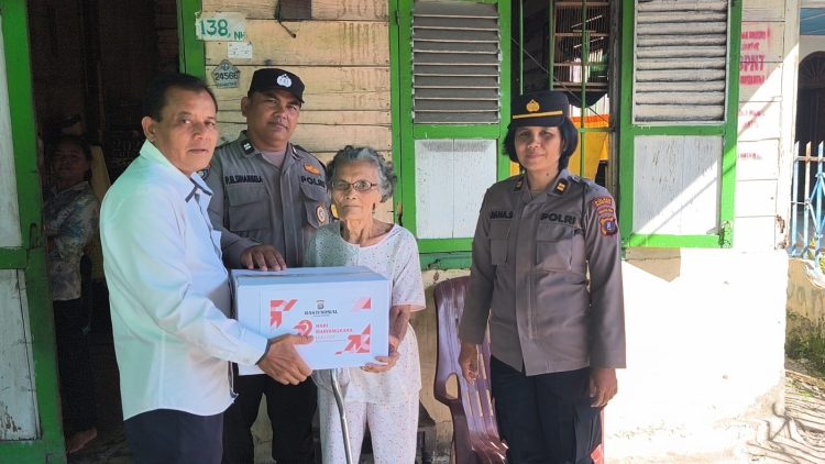 Polsek Siantar Marihat memberikan bantuan sosial (Bansos) kepada warga yang membutuhkan dalam rangka menyambut Hari Bhayangkara ke 79, pada 1 Juli 2025 mendatang, pada Rabu (25/6/2025) siang.