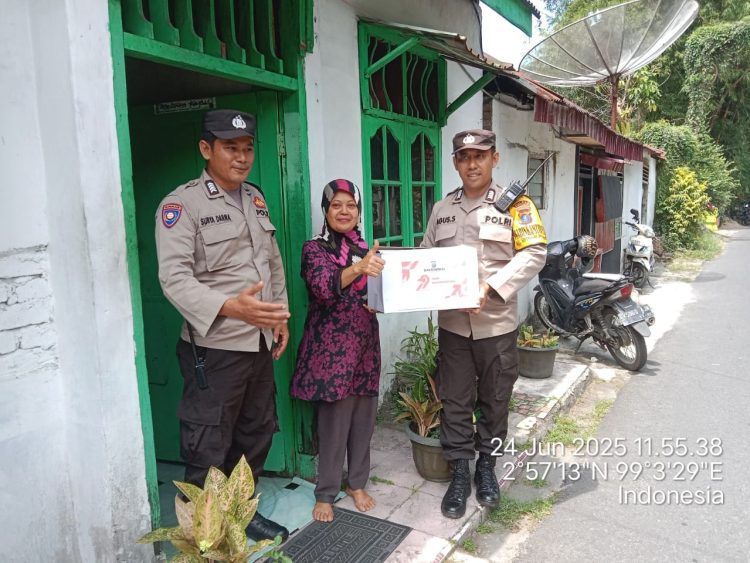 Polsek Siantar Barat membagikan bantuan sosial (Bansos) kepada warga yang membutuhkan, pada Selasa (24/6/2025) siang.