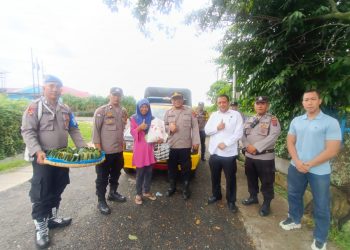 Polsek Siantar Selatan membagikan bantuan sosial (Bansos) kepada masyarakat yang membutuhkan, menjelang HUT Bhayangkara ke 79, pada Senin (16/6/2025) siang, pukul 12.00 WIB.