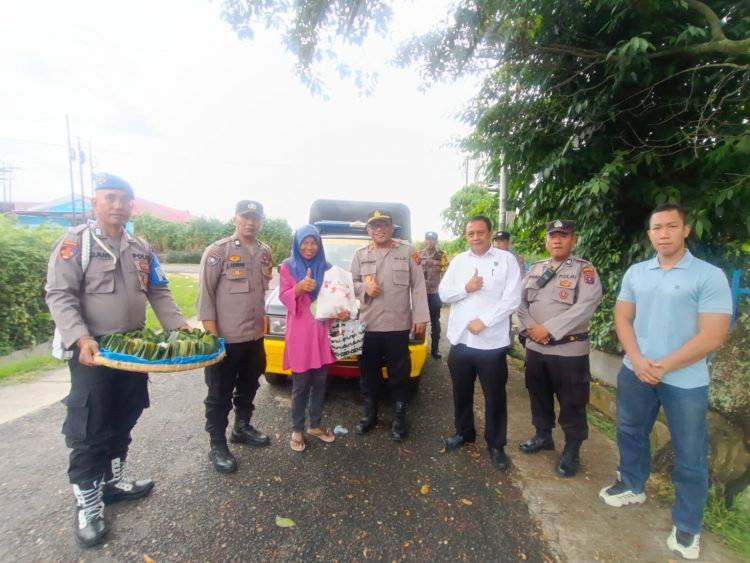 Polsek Siantar Selatan membagikan bantuan sosial (Bansos) kepada masyarakat yang membutuhkan, menjelang HUT Bhayangkara ke 79, pada Senin (16/6/2025) siang, pukul 12.00 WIB.